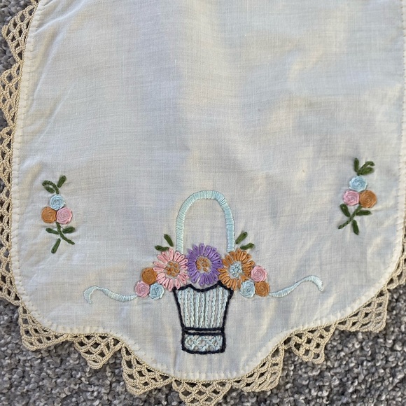 2/$15 Vintage Floral Flower Basket Embroidered Dolly Mat - Picture 2 of 8